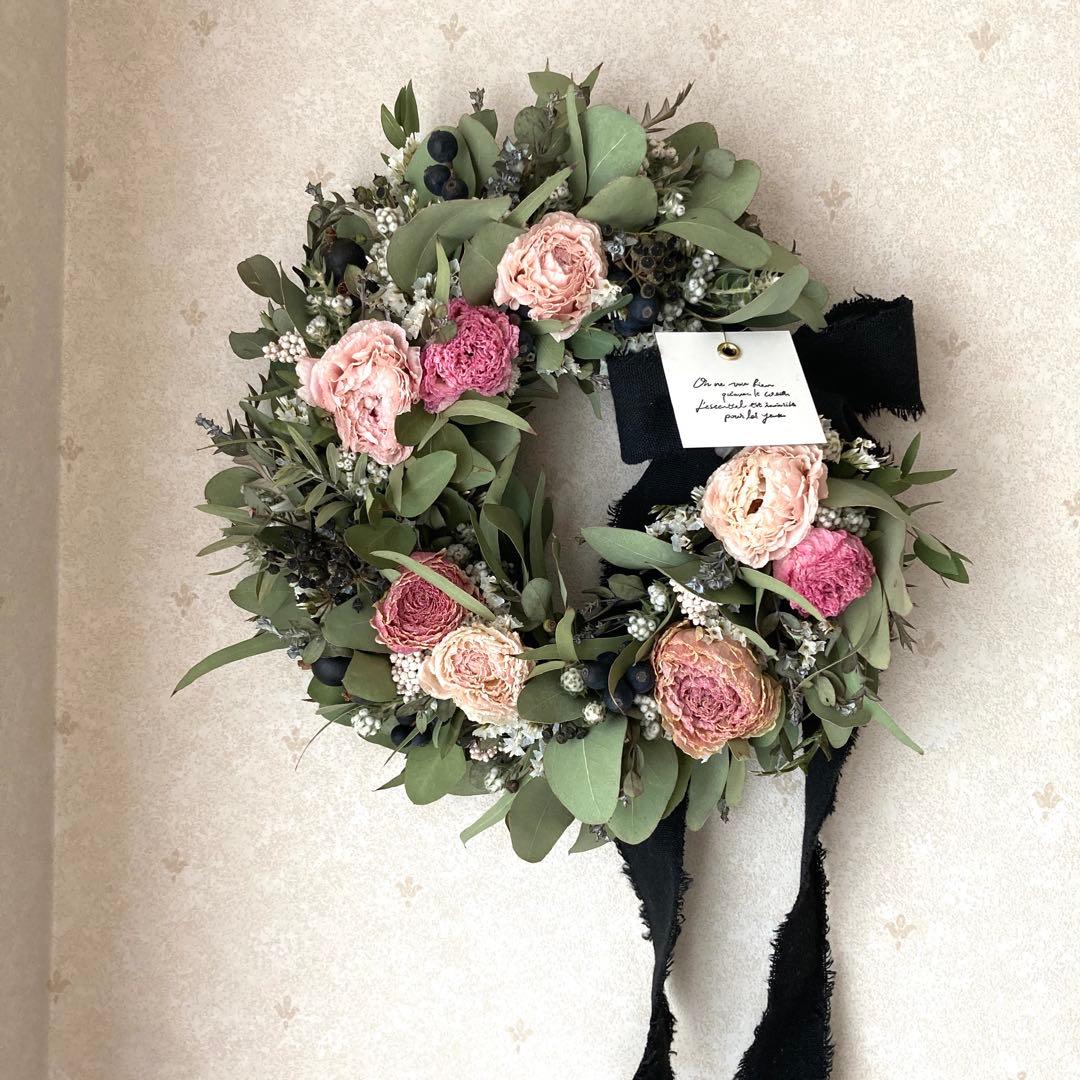 くすみピンクのラナンキュラスと黒い木の実のリース (約25cm)