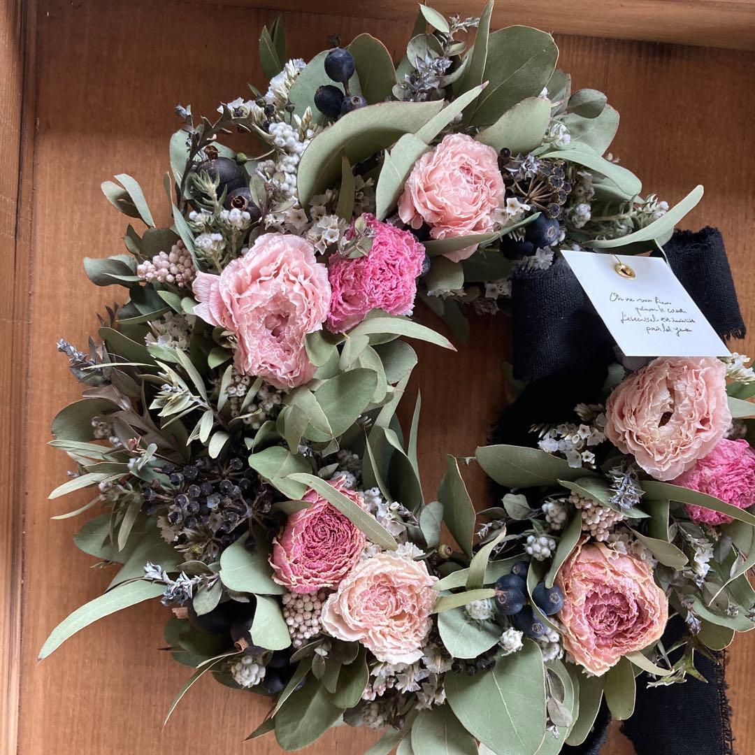 くすみピンクのラナンキュラスと黒い木の実のリース (約25cm)