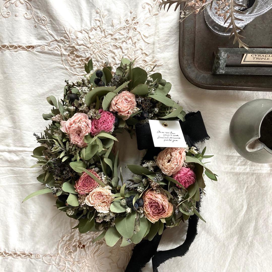 くすみピンクのラナンキュラスと黒い木の実のリース (約25cm)