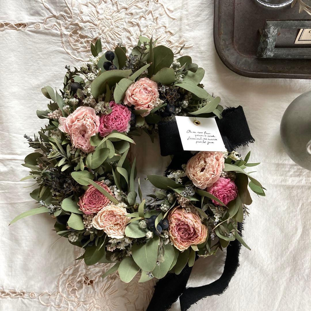くすみピンクのラナンキュラスと黒い木の実のリース (約25cm)