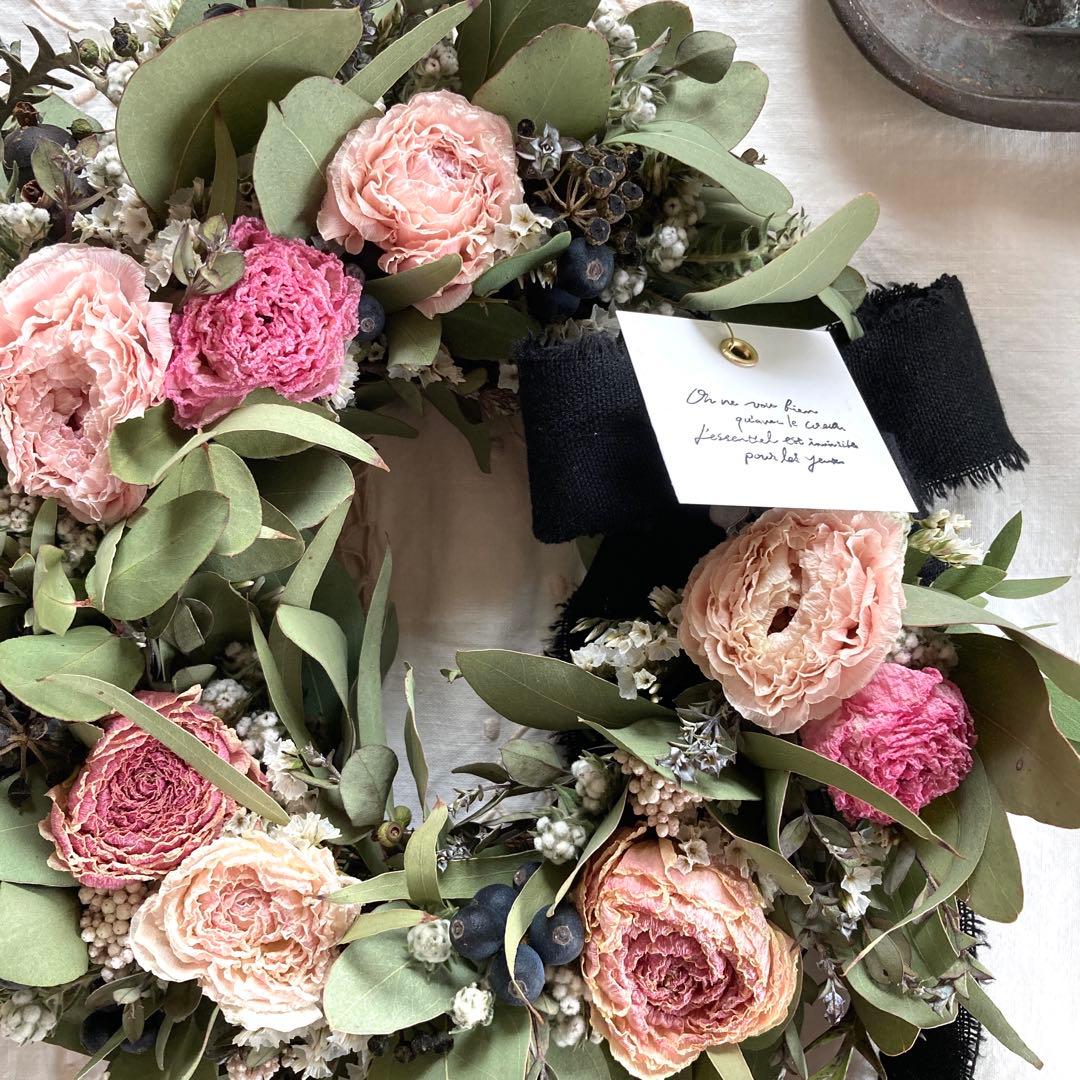 くすみピンクのラナンキュラスと黒い木の実のリース (約25cm)