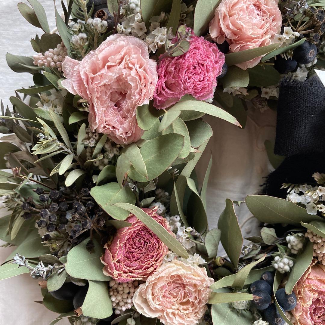 くすみピンクのラナンキュラスと黒い木の実のリース (約25cm)