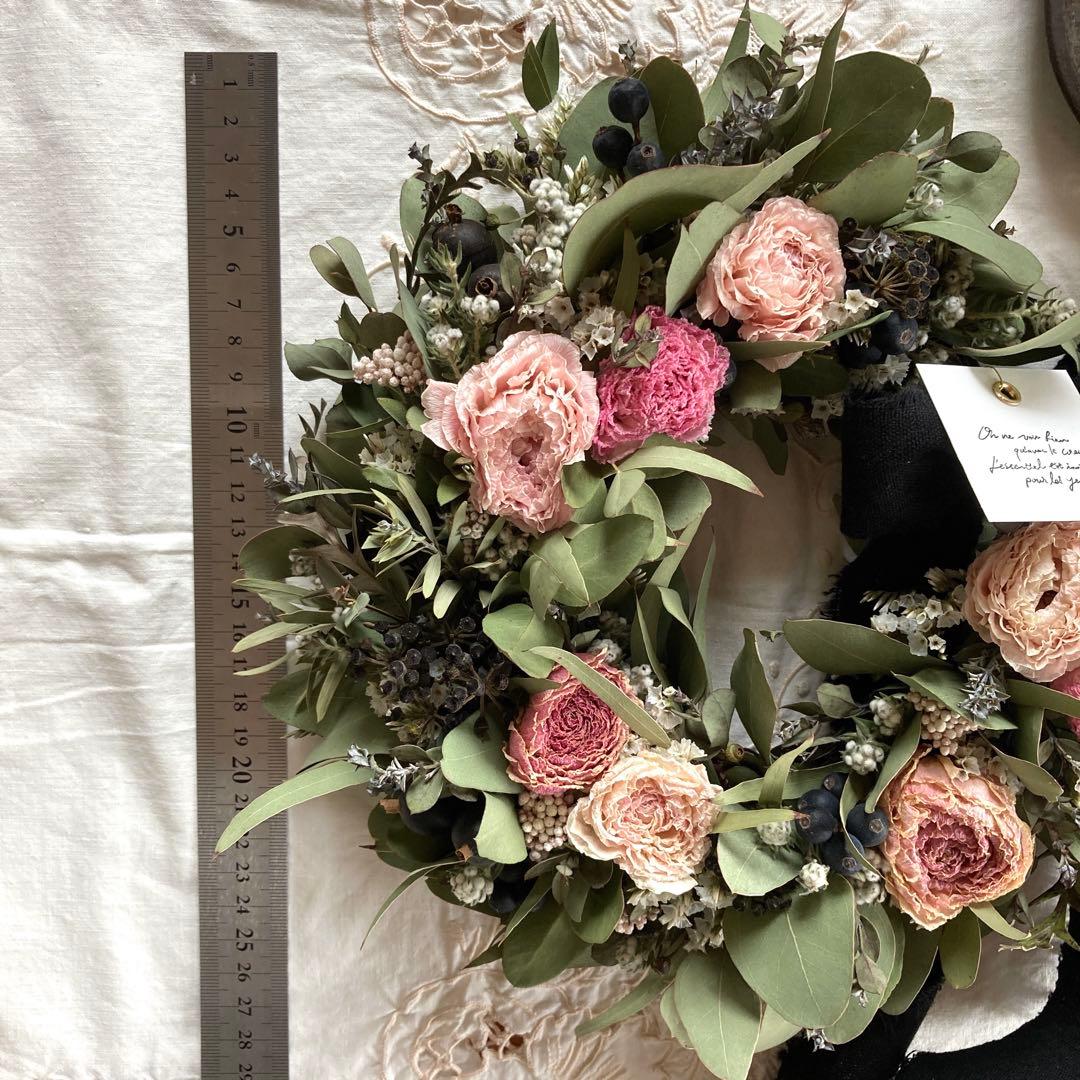 くすみピンクのラナンキュラスと黒い木の実のリース (約25cm)
