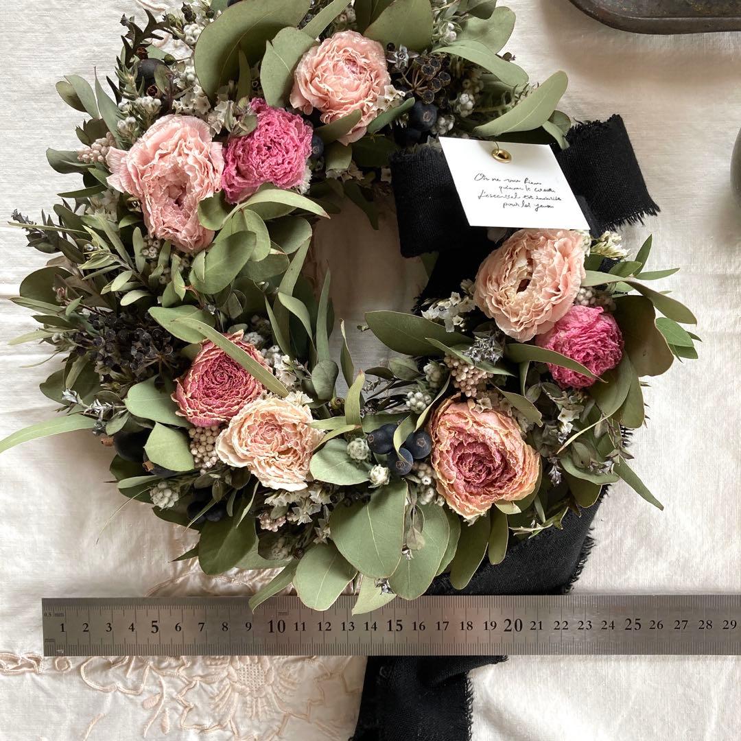 くすみピンクのラナンキュラスと黒い木の実のリース (約25cm)