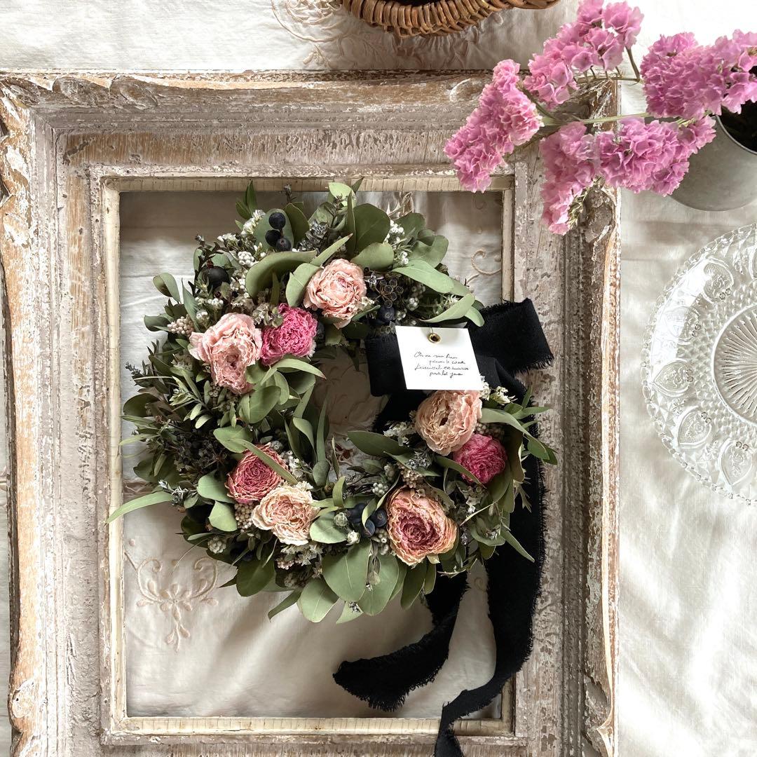 くすみピンクのラナンキュラスと黒い木の実のリース (約25cm)