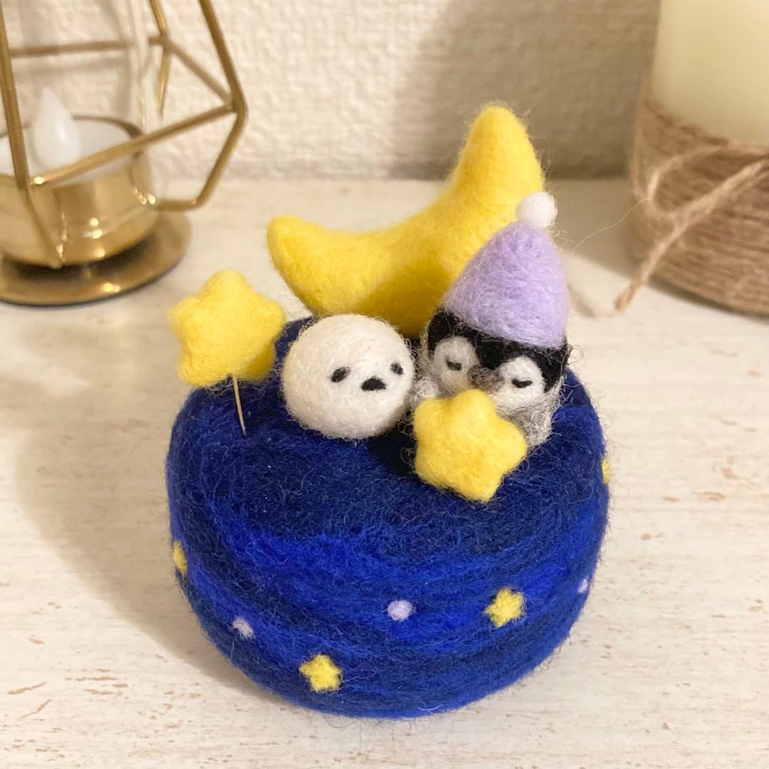 ペンギンさんとシマエナガさんの夜空のピンクッション　羊毛フェルト