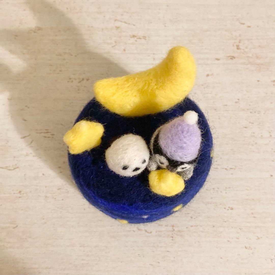 ペンギンさんとシマエナガさんの夜空のピンクッション　羊毛フェルト