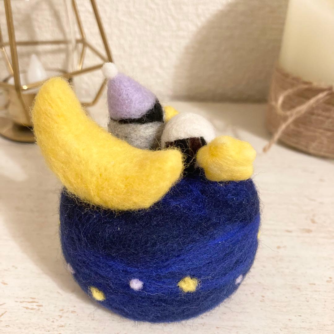 ペンギンさんとシマエナガさんの夜空のピンクッション　羊毛フェルト