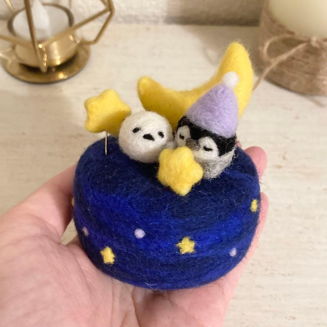 ペンギンさんとシマエナガさんの夜空のピンクッション　羊毛フェルト