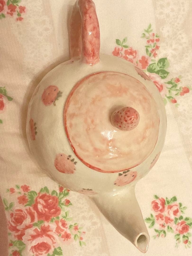 いちご模様の陶器ティーポット