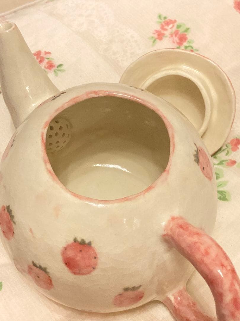 いちご模様の陶器ティーポット