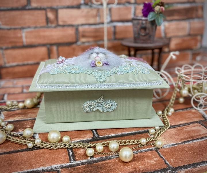 羊毛フェルト　オシャレ猫のカルトナージュboxチンチラシルバー