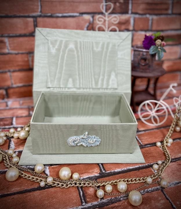 羊毛フェルト　オシャレ猫のカルトナージュboxチンチラシルバー