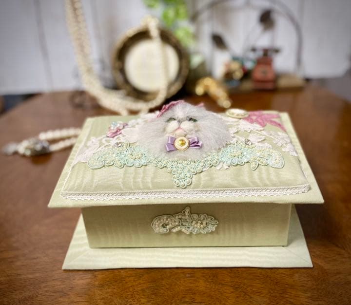 羊毛フェルト　オシャレ猫のカルトナージュboxチンチラシルバー