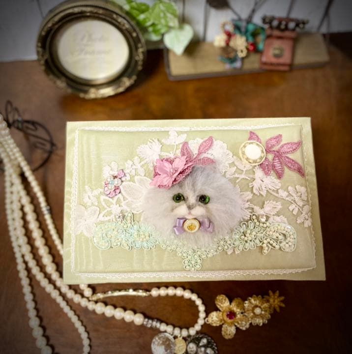 羊毛フェルト　オシャレ猫のカルトナージュboxチンチラシルバー