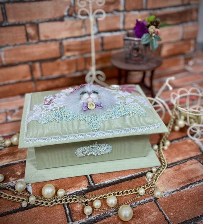 羊毛フェルト　オシャレ猫のカルトナージュboxチンチラシルバー