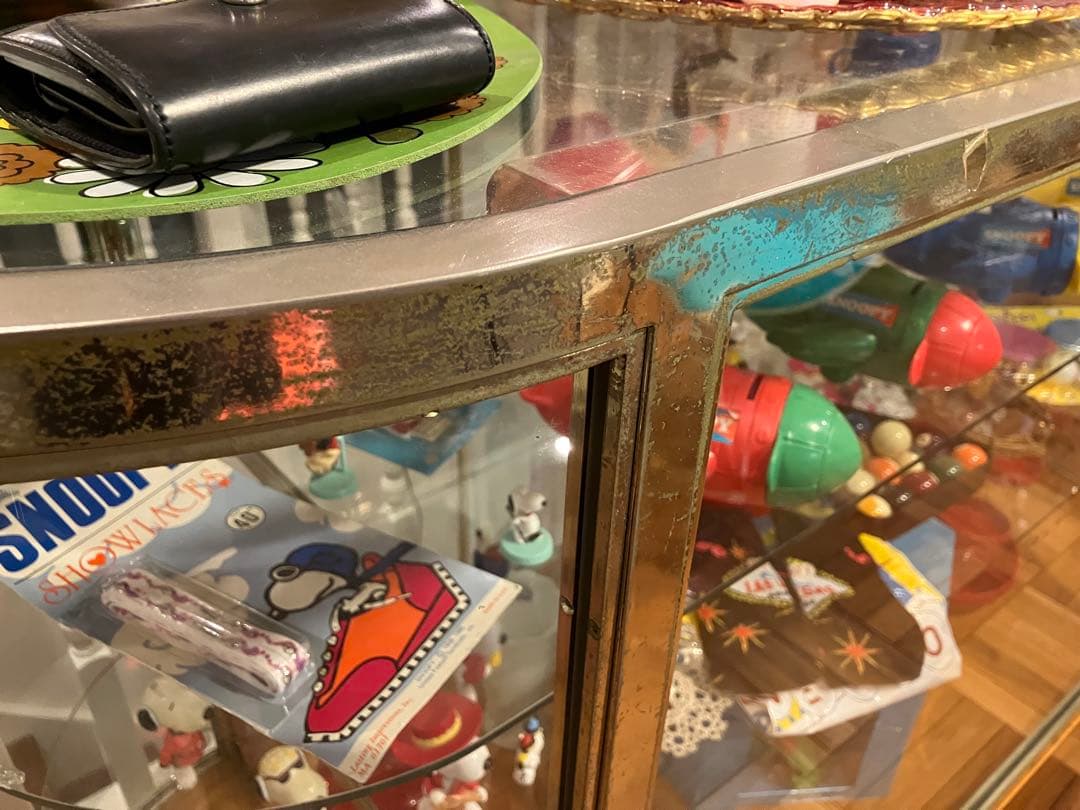 曲線形ガラスショーケース