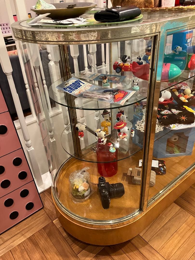 曲線形ガラスショーケース