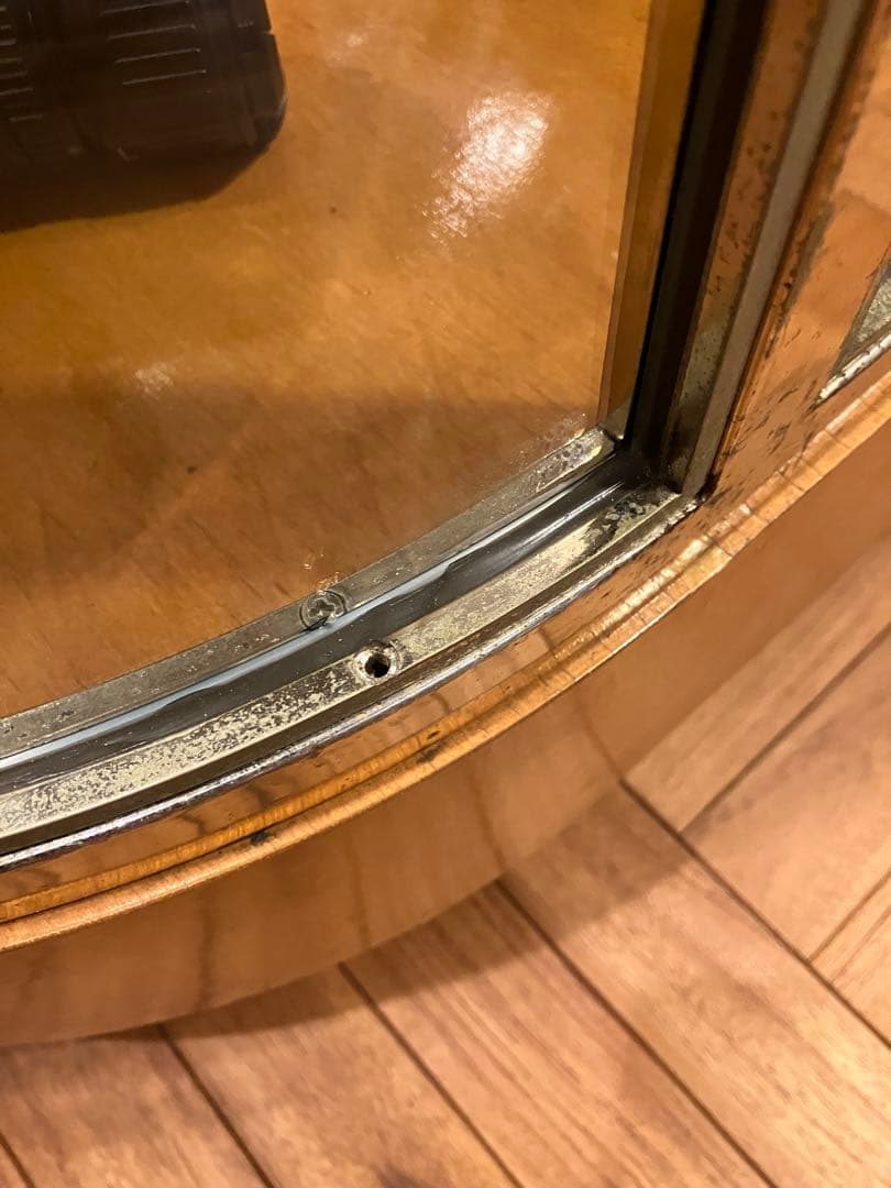 曲線形ガラスショーケース