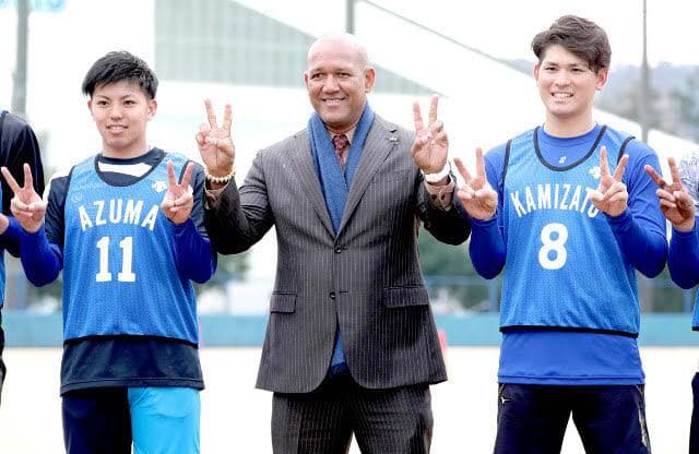 ベイスターズ  東選手直筆サイン入りビブル【額装】