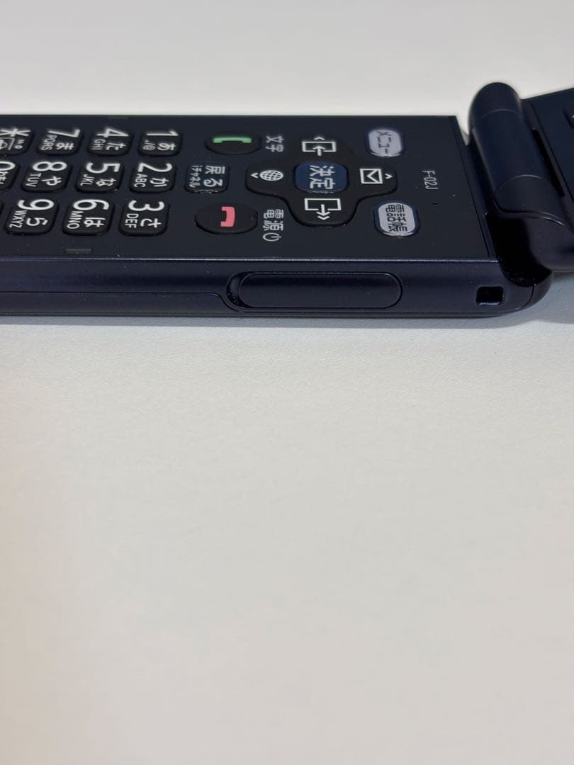 docomo らくらくホン F-02L 黒 折りたたみ式 ガラケー