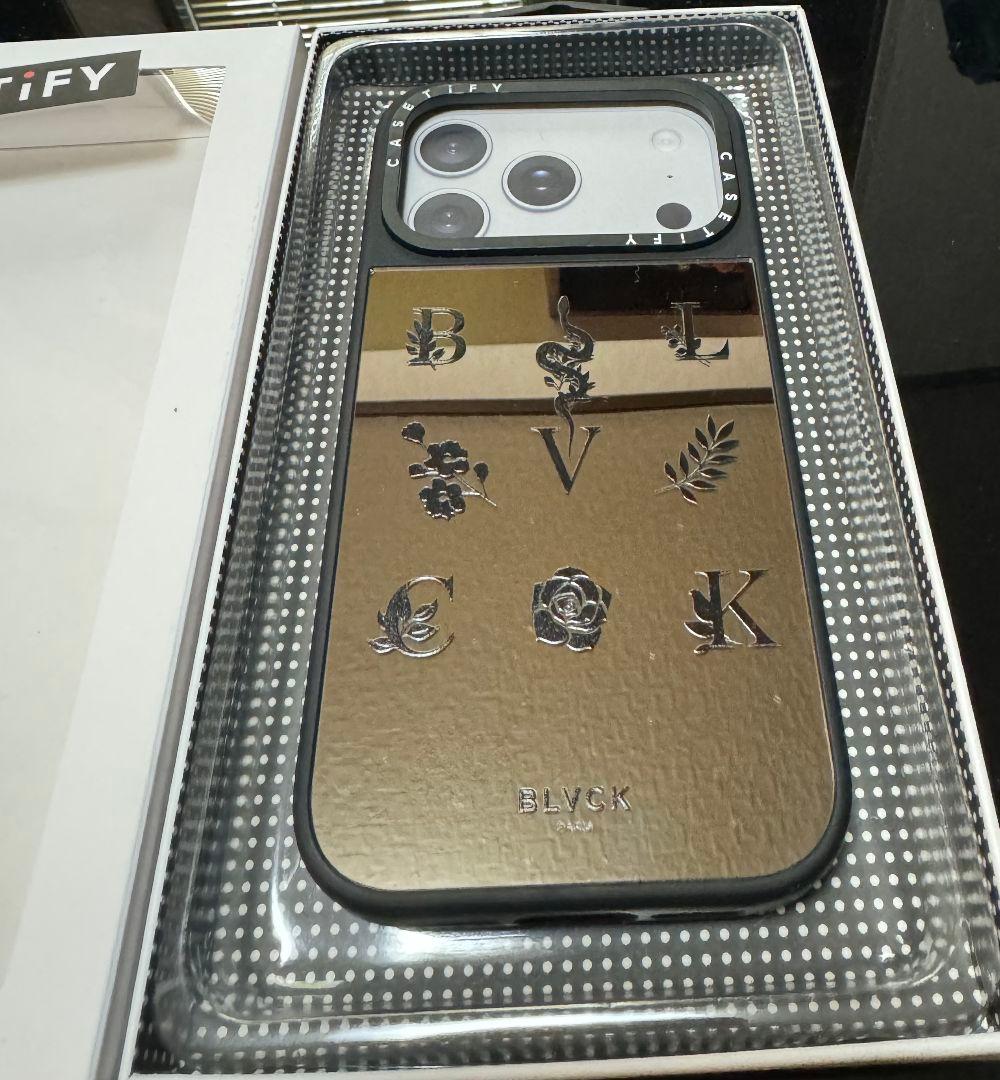 iPhone17Pro BLACK Paris 総柄ミラー ケース