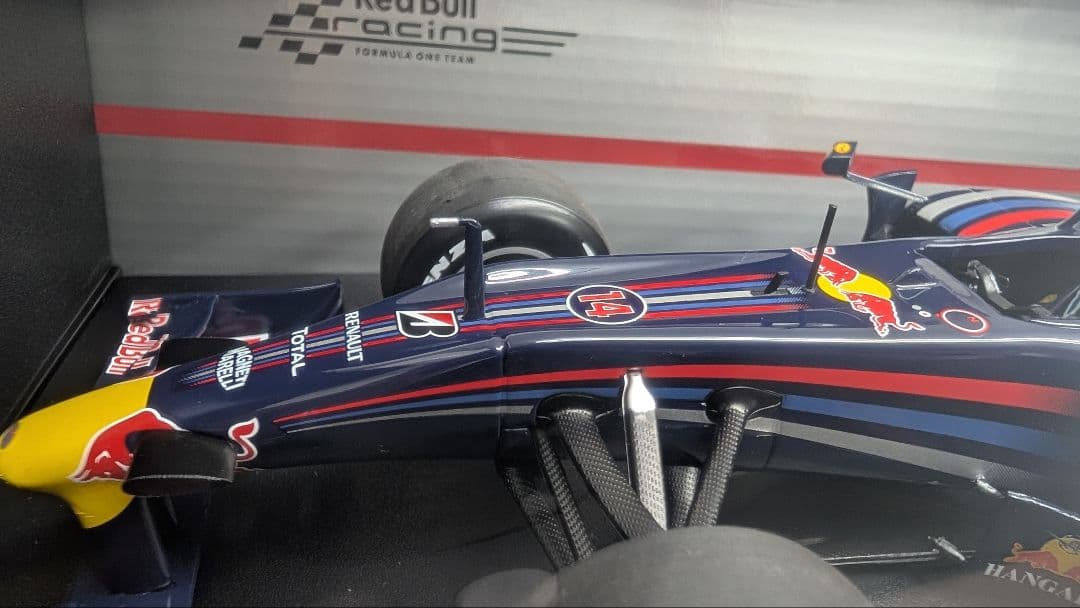 【新品未開封】レッドブル・レーシング RB5 1/18 マーク・ウェーバー