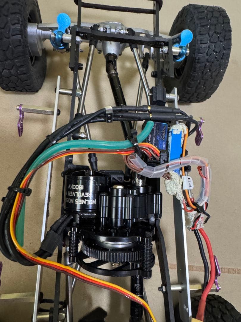 カーキ色クローリング　10/1スケールハイラックスボデー付き　改