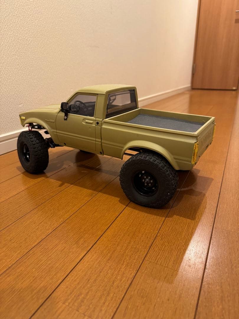 カーキ色クローリング　10/1スケールハイラックスボデー付き　改