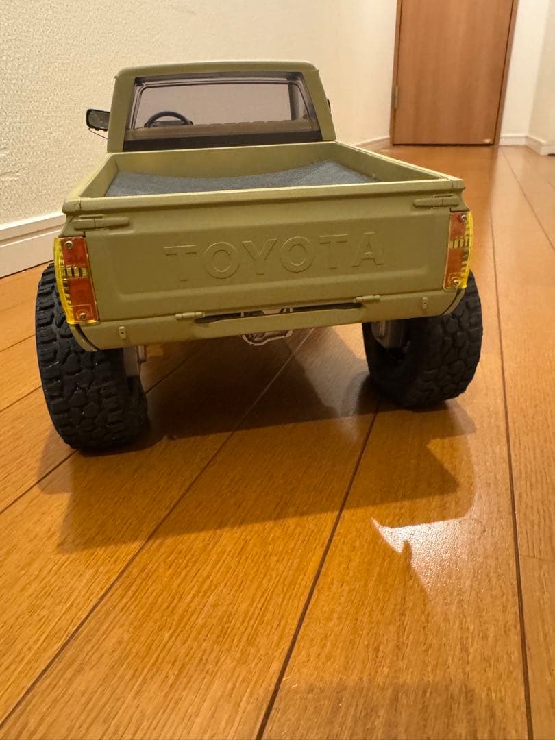 カーキ色クローリング　10/1スケールハイラックスボデー付き　改