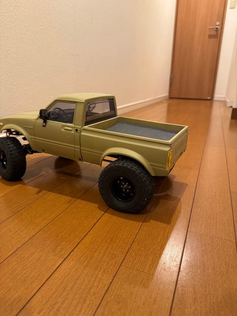 カーキ色クローリング　10/1スケールハイラックスボデー付き　改