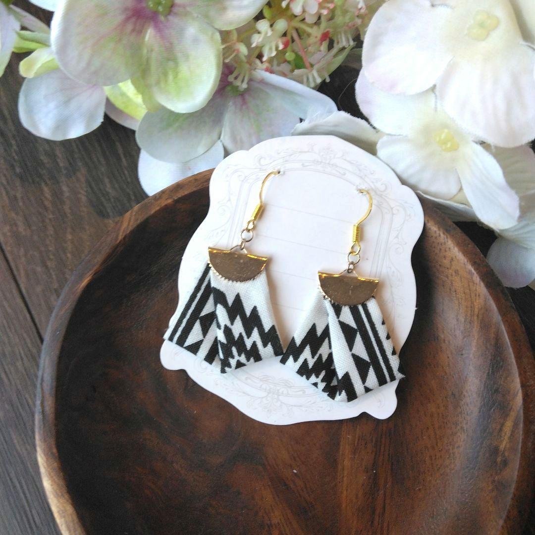 冬　オルテガ　タッセル　リボン　ネイティブ　白　黒　ピアス　イヤリング