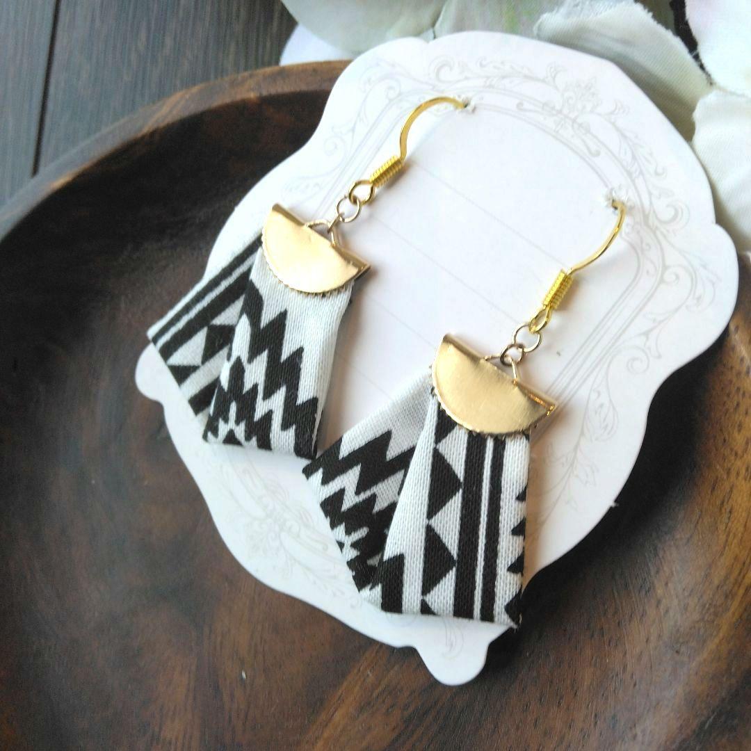 冬　オルテガ　タッセル　リボン　ネイティブ　白　黒　ピアス　イヤリング