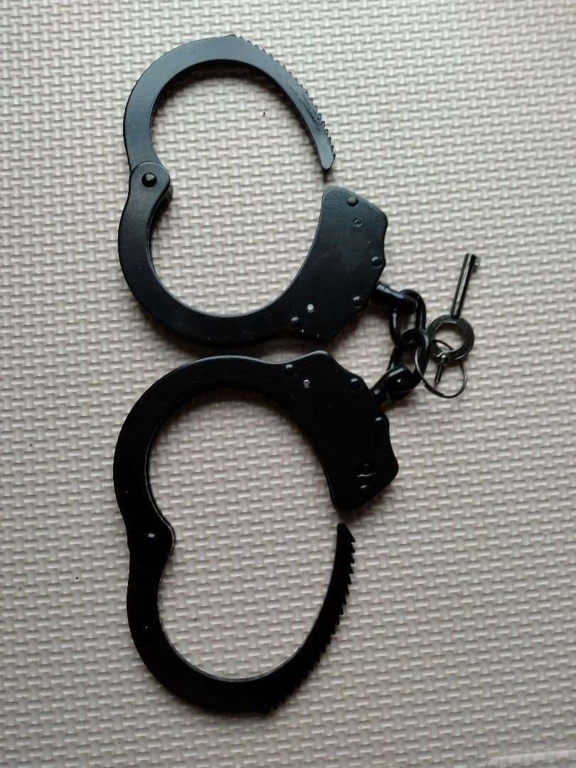 金属製黒色両手錠 鍵付き