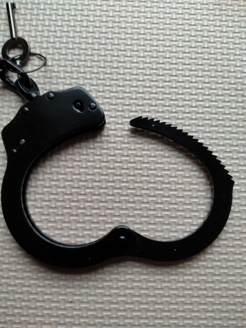 金属製黒色両手錠 鍵付き