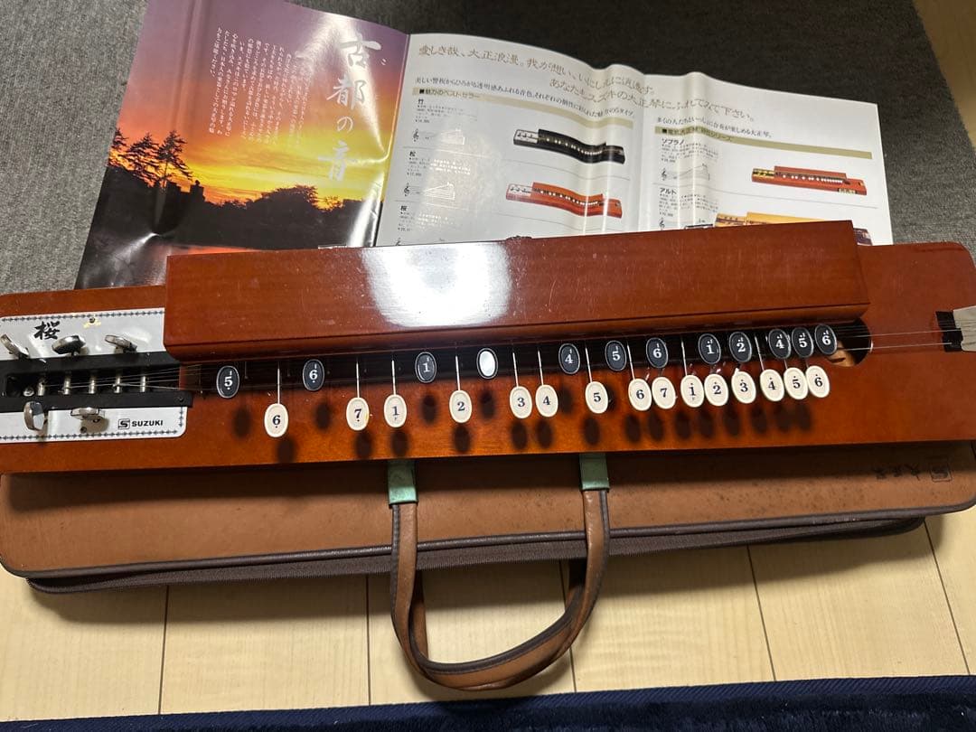 スズキ（鈴木楽器）製の大正琴 「桜」 です