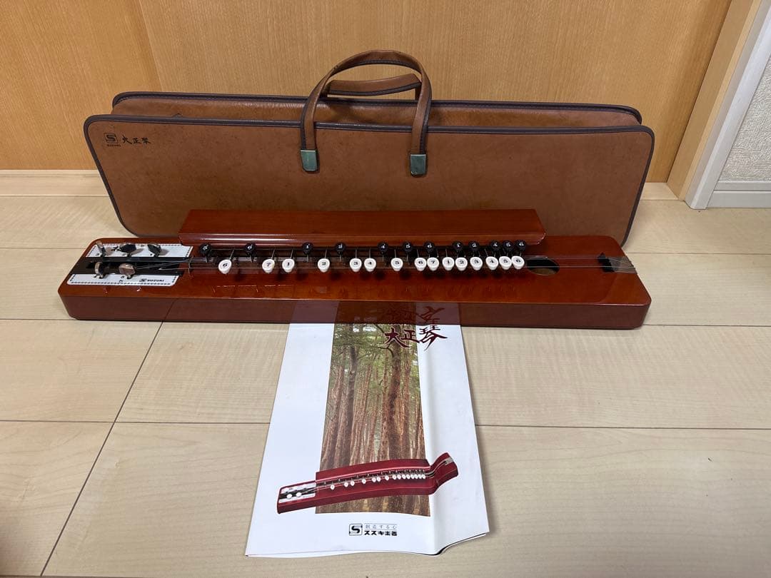 スズキ（鈴木楽器）製の大正琴 「桜」 です