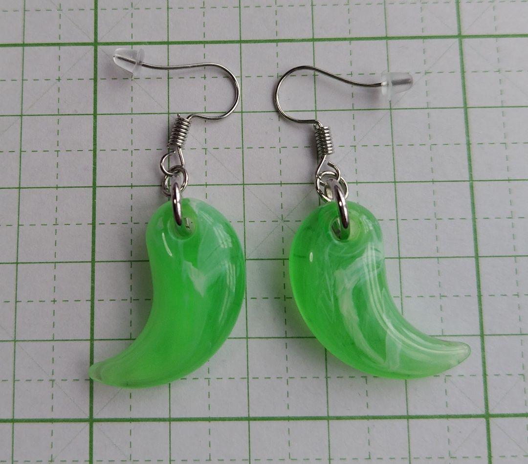 HM　ピアス　シルバー　勾玉　ネオンライトグリーン　マーブル
