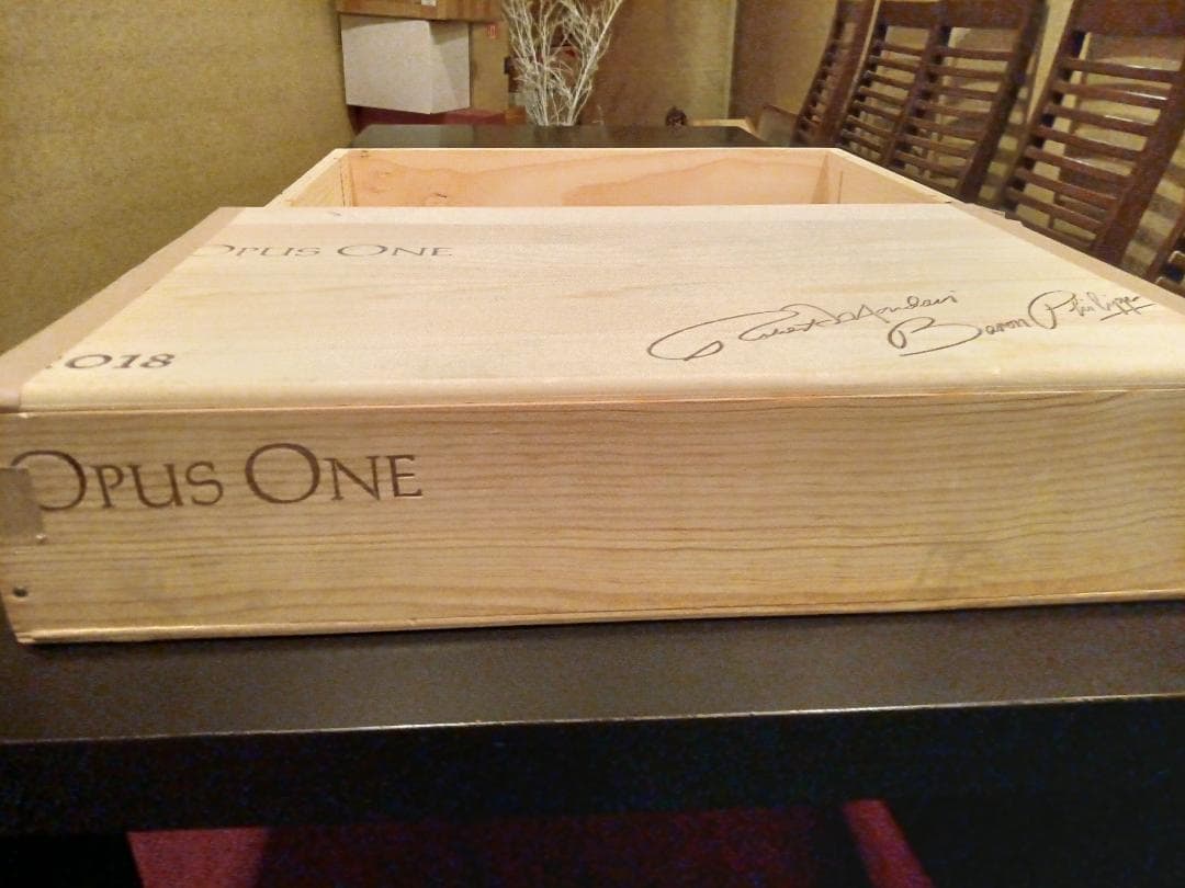 Opus　Oneが入っていた木箱（空き箱）　 2019年1個、 2018年1個