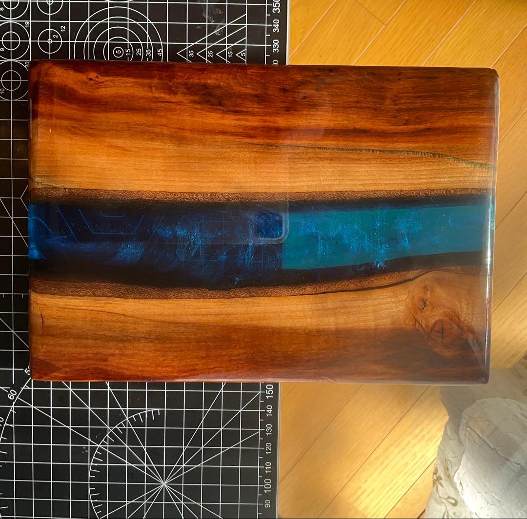 桜の木と青いエポキシ樹脂のアート作品