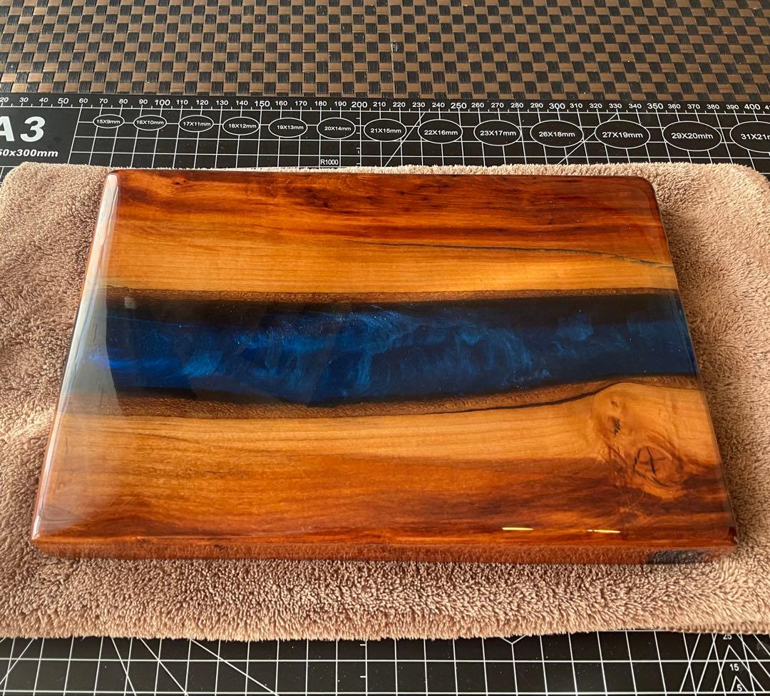 桜の木と青いエポキシ樹脂のアート作品