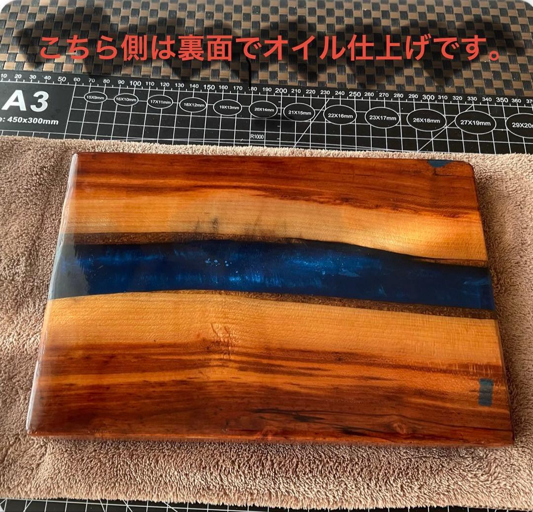 桜の木と青いエポキシ樹脂のアート作品