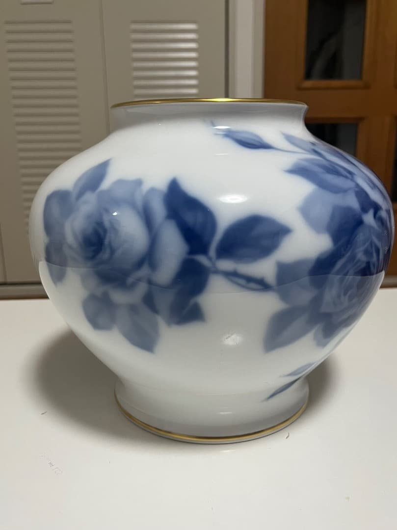 大倉陶園 ブルーローズ　白磁 薔薇柄の花瓶