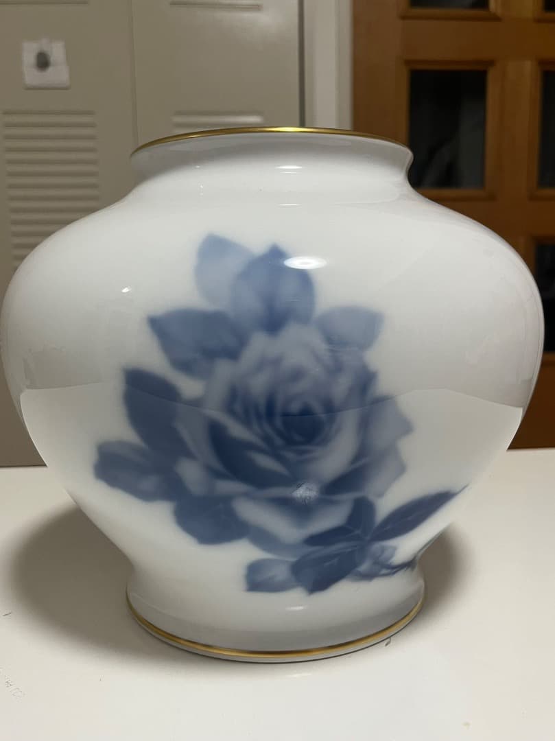 大倉陶園 ブルーローズ　白磁 薔薇柄の花瓶