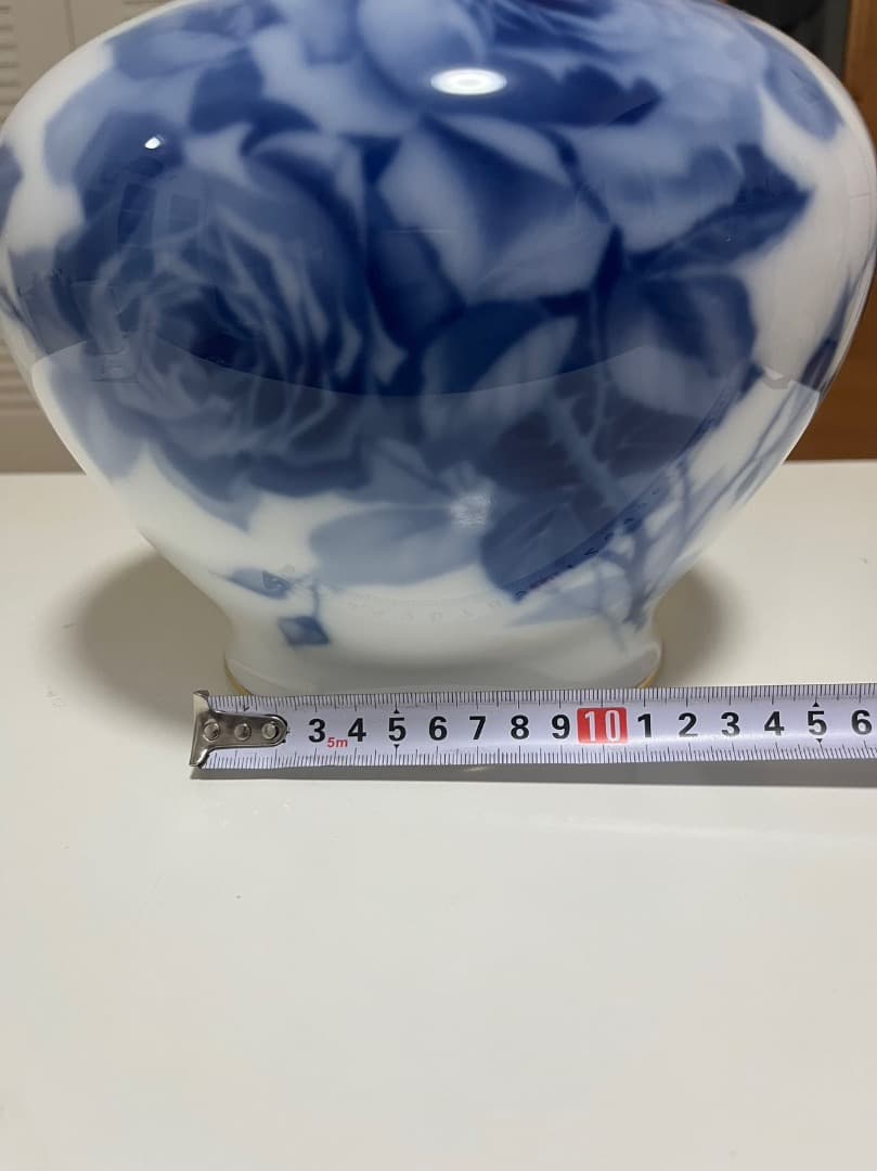 大倉陶園 ブルーローズ　白磁 薔薇柄の花瓶