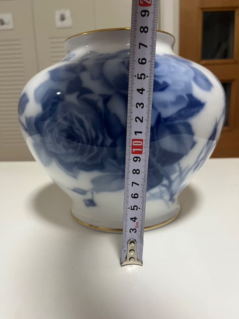 大倉陶園 ブルーローズ　白磁 薔薇柄の花瓶