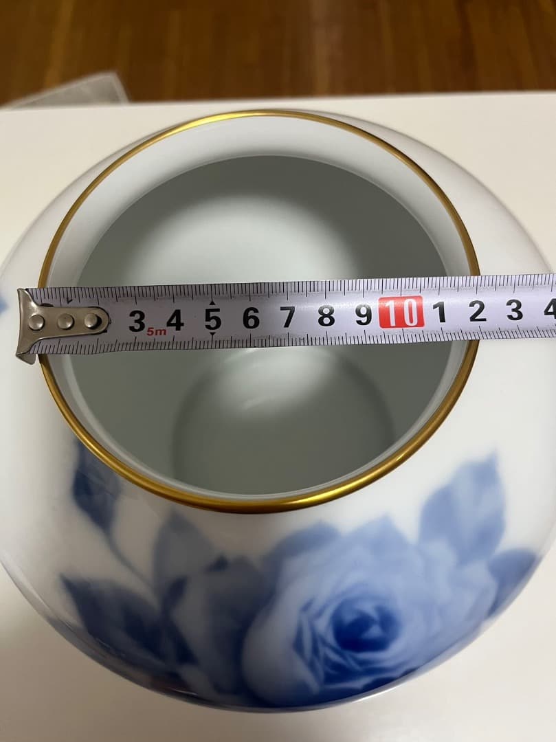 大倉陶園 ブルーローズ　白磁 薔薇柄の花瓶