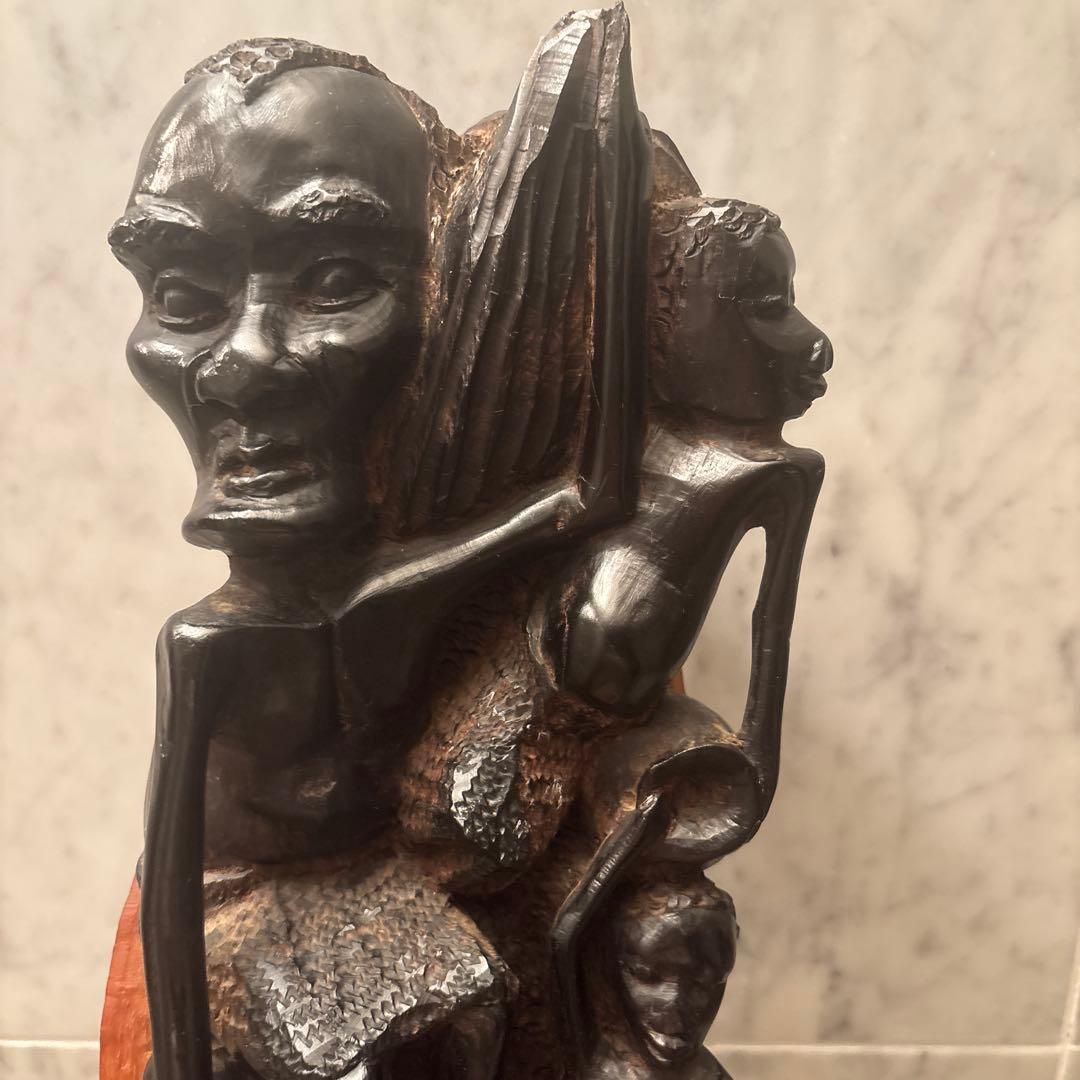 アフリカンアート　芸術的なマコンデアート　家族愛を感じるマコンデウジャマ