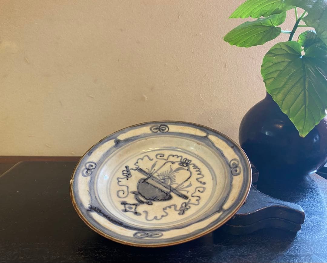 訳あり・アンティーク・徳化窯・染付・鉄釉縁籠花文皿・唐木鑑賞スタンド付２点セット