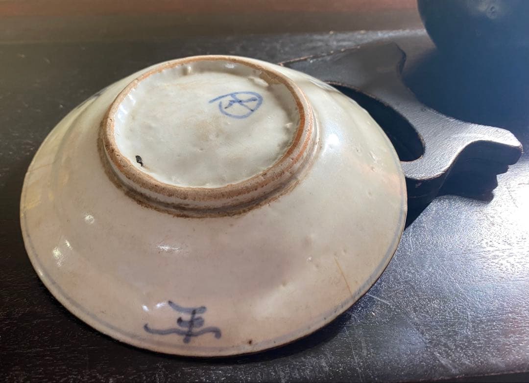 訳あり・アンティーク・徳化窯・染付・鉄釉縁籠花文皿・唐木鑑賞スタンド付２点セット